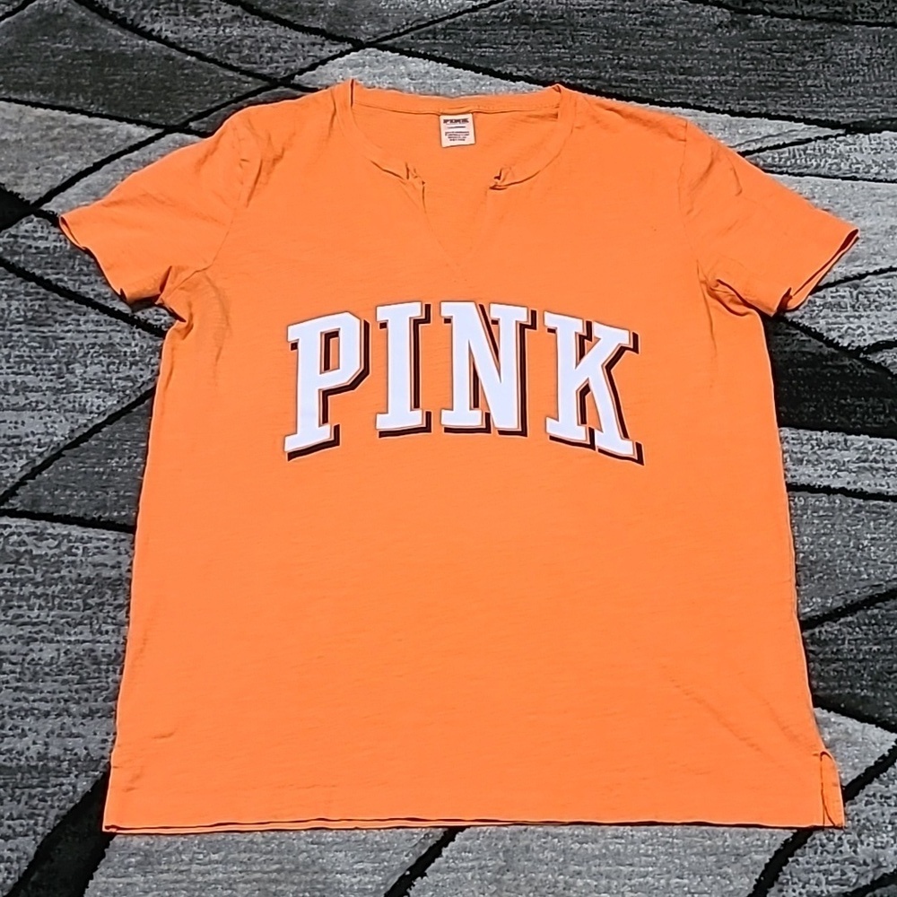 VS PINK 2018 ORANGE LOGO NOTCH V-NECK CAMPUS TEE-SHIRT